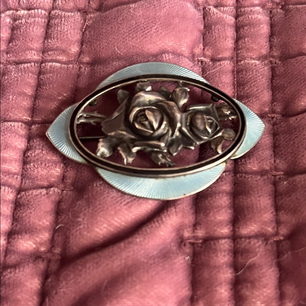 1880-1890 era
Roses brooch set in a frame of sky blue guilloche enamel